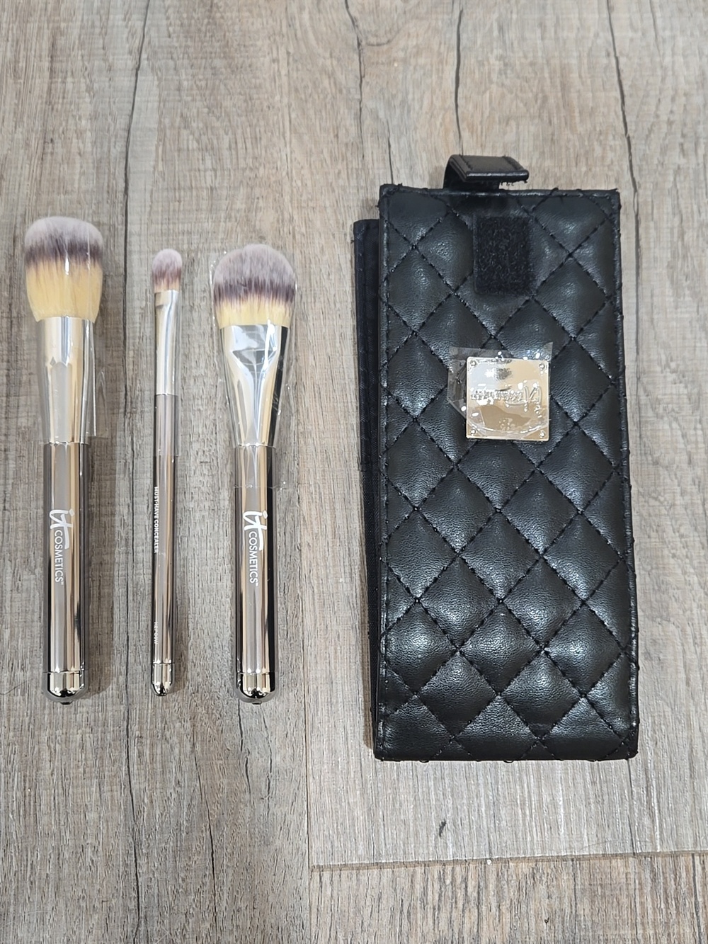 it cosmetics Black Brush Case Makeup Brushes New!!!